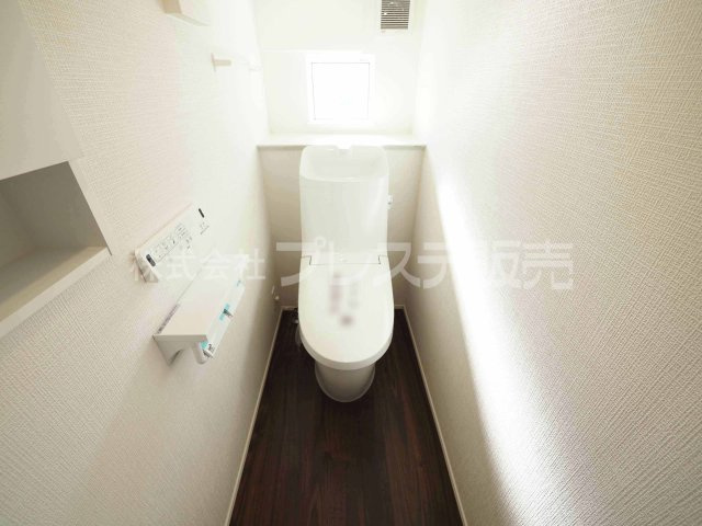 奈良市宝来町の新築一戸建のトイレ|現地写真（３号地１階トイレ）温水洗浄便座を標準装備！