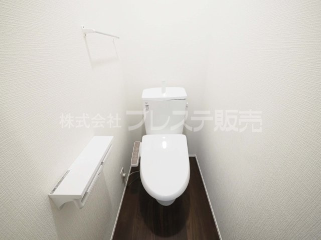 奈良市宝来町の新築一戸建のトイレ|現地写真（３号地２階トイレ）温水洗浄便座を標準装備！