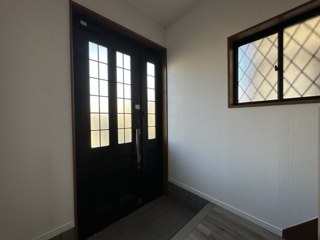 神戸市西区玉津町出合戸建の玄関