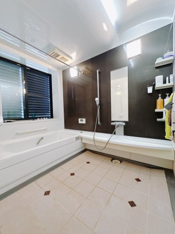 【中古戸建】北群馬郡榛東村大字新井の浴室|■浴室｜デザイン性に優れた浴室♪1日の疲れを癒す、ゆったりとしたバスタイムをぜひお過ごしください(*＾＾*)大きな窓付きで嬉しい♪