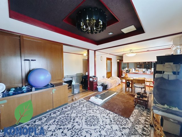 【中古戸建】北群馬郡榛東村大字新井の間取り|■リビング｜家具が設置されていて、生活イメージがしやすくなっております(*＾＾*)大きなソファーやテーブルを置いてもゆとりのある空間です♪