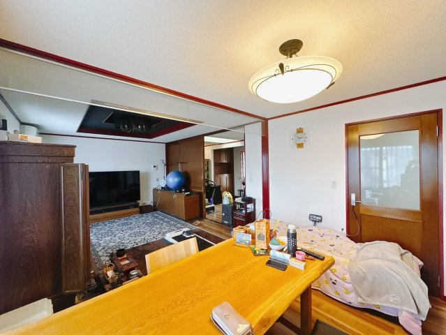 【中古戸建】北群馬郡榛東村大字新井のキッチン|■ダイニング｜忙しい朝でもご家族そろってお食事を楽しんでいただける、ゆとりあるダイニングスペース。ダイニング横にはご家族のワークスペース「スタディカウンター」をご用意しました( ＾＾ )