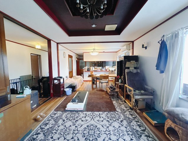 【中古戸建】北群馬郡榛東村大字新井の居間・リビング|■リビング｜落ち着きのある表情を見せるリビングダイニング。太陽の光がたっぷり差し込むリビングは、自然とご家族が集まる居心地の良い空間です。