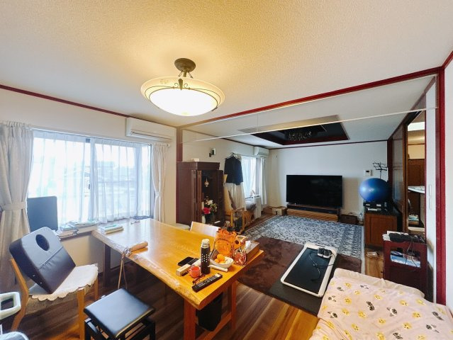 【中古戸建】北群馬郡榛東村大字新井の居間・リビング|■リビング｜木製で懐かしさのある家具やアンティーク調の小物に囲まれてレコードを流したり小説を読んだり…そんな心ときめく暮らしをしませんか