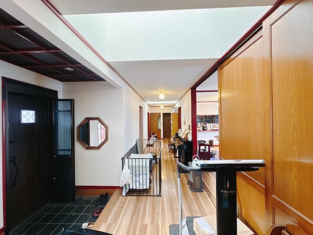 【中古戸建】北群馬郡榛東村大字新井のその他|■廊下｜ひろーい廊下はご家族がすれ違っても安心です。