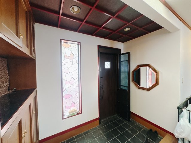 【中古戸建】北群馬郡榛東村大字新井の玄関|■玄関｜「玄関から、我が家を心地よく。自然の風や光を感じられる気持ちのいい玄関へ。」永く居心地のいい暮らしを演出する快適性能と安心を両立させたドアを採用しました！