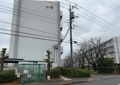 【居間・リビング】 | 町田木曽住宅ト－８号棟 | リビングの間取りの種類は大きくわけてリビングとダイニングが別になっているタイプ、リビングダイニング一体型です。どちらも一長一短ですので、家を選ぶ時はその両面をチェックして決めるようにしましょう。
