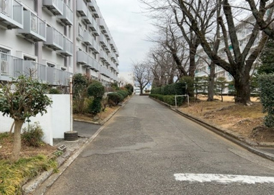 【洋室】 | 町田木曽住宅ト－８号棟 | 洋室のメリットは重い家具が置きやすく、身の回りが整理しやすいことです。 床がフローリングのため畳とは異なり凹みにくいです。 クローゼットなど収納が豊富で、普段使わない旅行カバンや服の整頓も簡単にです。