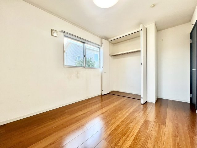 練馬区下石神井6丁目　中古戸建の洋室|全居室収納付きですので、お部屋を有効的に使うことが出来ます！

現地ご見学希望・資料請求などお気軽にお問い合わせ下さい！
03-5990-5201