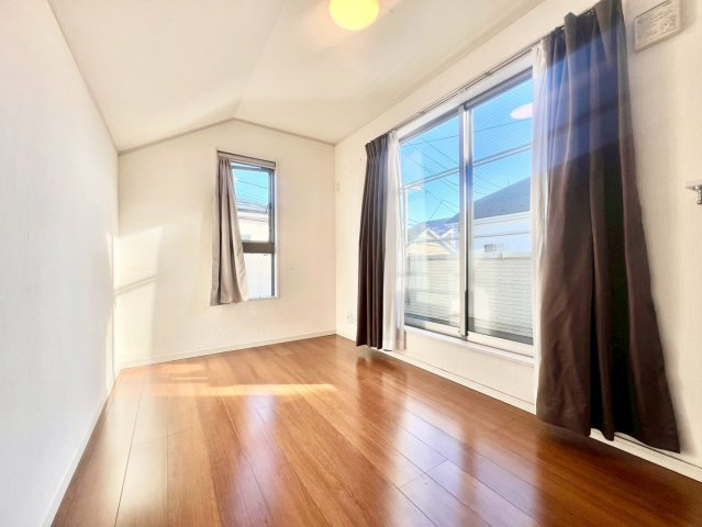 練馬区下石神井6丁目　中古戸建の洋室|大きな窓からたっぷりと陽光が注がれる明るい居室。一日の疲れを癒し、時を忘れて過ごせる空間です！

現地ご見学希望・資料請求などお気軽にお問い合わせ下さい！
03-5990-5201