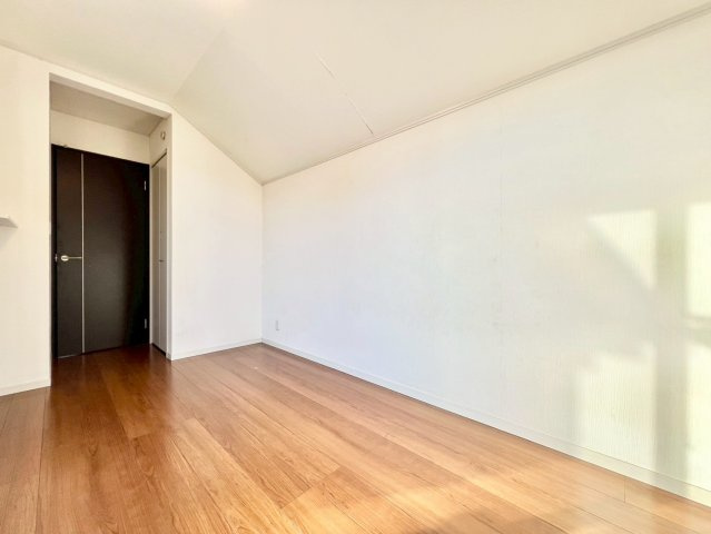 練馬区下石神井6丁目　中古戸建の洋室|白を基調としたお部屋は光を反射するため、お部屋が明るく美しく見えますね！

現地ご見学希望・資料請求などお気軽にお問い合わせ下さい！
03-5990-5201