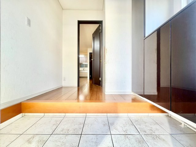 練馬区下石神井6丁目　中古戸建の玄関|玄関横にはシューズボックスがついているため、片付いた玄関がキープできます！

現地ご見学希望・資料請求などお気軽にお問い合わせ下さい！
03-5990-5201