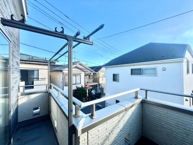 練馬区下石神井6丁目　中古戸建のバルコニー|朝の澄んだ空気や、夕方の清々しい風を五感で感じられるバルコニー！

現地ご見学希望・資料請求などお気軽にお問い合わせ下さい！
03-5990-5201