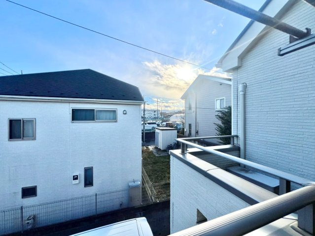 練馬区下石神井6丁目　中古戸建のバルコニー|大きな空に包まれて、太陽の光をたっぷりと浴びながら過ごす毎日は、自然と家族の笑顔で溢れます。

現地ご見学希望・資料請求などお気軽にお問い合わせ下さい！
03-5990-5201