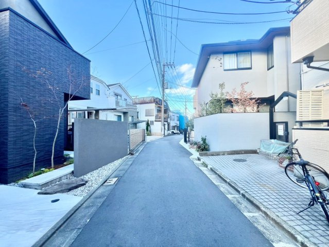 練馬区下石神井6丁目　中古戸建の前面道路含む現地写真|良好な住環境が守られてきた、第一種低層住居専用地域の住宅街です。

現地ご見学希望・資料請求などお気軽にお問い合わせ下さい！
03-5990-5201