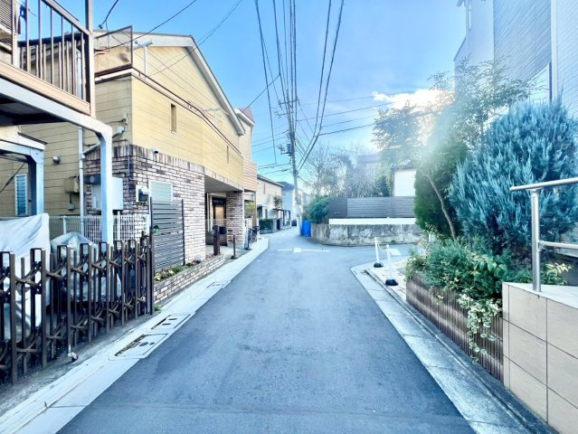 練馬区下石神井6丁目　中古戸建の前面道路含む現地写真|第一種低層住居専用地域のため、高い建物がなく圧迫感がありません。

現地ご見学希望・資料請求などお気軽にお問い合わせ下さい！
03-5990-5201