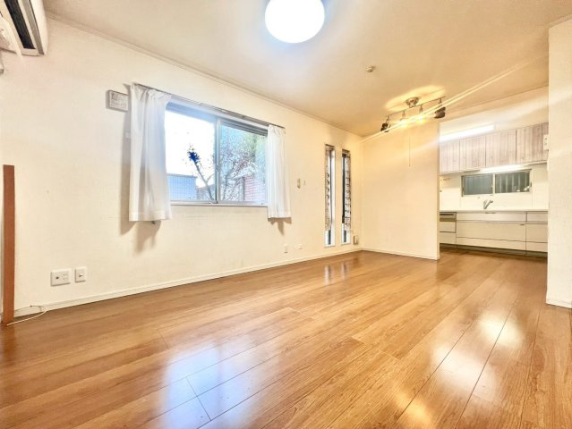 練馬区下石神井6丁目　中古戸建の居間・リビング|のびやかに広がるリビングは、一年を通して爽やかな光と風に癒される家族のなごみ空間。

現地ご見学希望・資料請求などお気軽にお問い合わせ下さい！
03-5990-5201