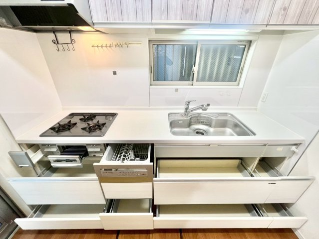 練馬区下石神井6丁目　中古戸建のキッチン|ビルトインタイプの食洗機付き！家事の時間と、手洗いに比べて使用水量も軽減します！

現地ご見学希望・資料請求などお気軽にお問い合わせ下さい！
03-5990-5201