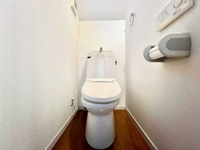 練馬区下石神井6丁目　中古戸建のトイレ|ウォシュレット付きのトイレはいつも快適！

現地ご見学希望・資料請求などお気軽にお問い合わせ下さい！
03-5990-5201