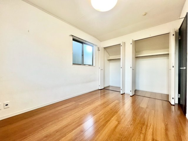 練馬区下石神井6丁目　中古戸建の洋室|各部屋に窓を設置！明るい日差しが降り注ぐ心地よい室内は、日々の暮らしに安らぎを与えてくれます。

現地ご見学希望・資料請求などお気軽にお問い合わせ下さい！
03-5990-5201