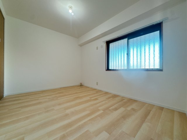【洋室】 | アーサー櫛原リベックス☆仲介手数料無料☆ | 居住スペースをしっかり確保した、家具配置のしやすい機能的なレイアウト。帰宅後、一人の時間をゆったりと贅沢に過ごせる落ち着いた空間です♪