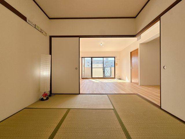 【和室】 | アーサー櫛原リベックス☆仲介手数料無料☆ | モダンな雰囲気漂う和室は、客間としてはもちろん、お昼寝やヨガ、書斎などライフスタイルに合わせて多目的に活用可能。日本人ならではの安らぎを感じる、上質なプライベート空間です。