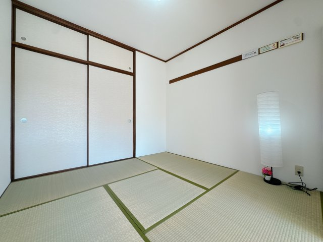 【和室】 | アーサー櫛原リベックス☆仲介手数料無料☆ | 【表替え済み】新しく生まれ変わった清潔感溢れる和室。畳の香りに包まれながら、お子様のプレイスペースや家事の合間の休憩場所として、心地よくお使いいただけます。