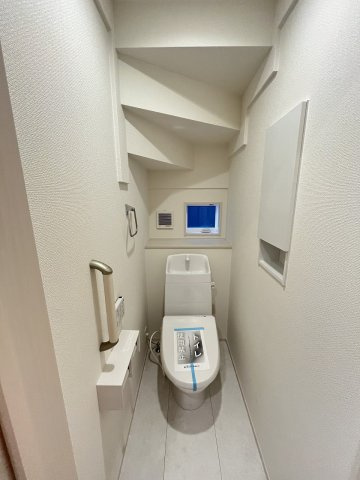 【内装】 | 福岡市城南区七隈3丁目　2号棟（全3棟）【仲介手数料無料・0円】 | 施工例。1階のトイレです。施工例は完成時と異なる場合があります。