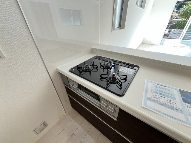 【キッチン】 | 福岡市城南区七隈3丁目　2号棟（全3棟）【仲介手数料無料・0円】 | 施工例。施工例は完成時と異なる場合があります。