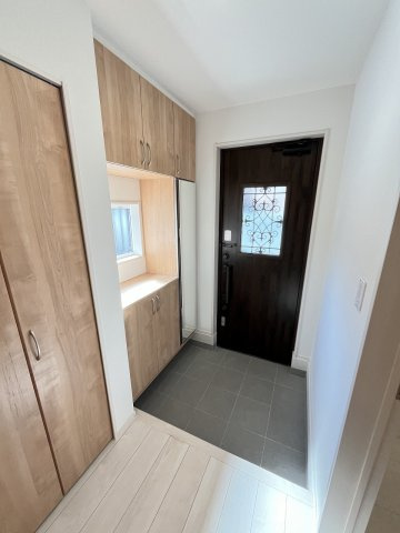 【玄関】 | 福岡市城南区七隈3丁目　2号棟（全3棟）【仲介手数料無料・0円】 | 施工例。施工例は完成時と異なる場合があります。