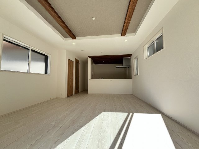 【内装】 | 福岡市城南区七隈3丁目　2号棟（全3棟）【仲介手数料無料・0円】 | 施工例。リビングです。施工例は完成時と異なる場合があります。