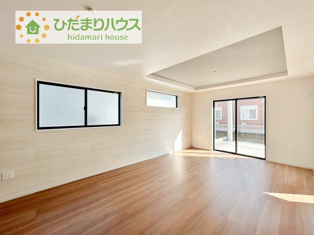 【居間・リビング】 | 土浦市摩利山新田1期　新築戸建　1号棟 | リビングの大きな窓からは、暖かな日の光が降り注ぎます・・・