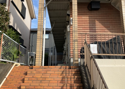 【エントランス】 | メゾンオギハラ | マンションのエントランスには、もともと風よけや防犯の役割がありますが、マンションによって宅配ボックスなどの設備が備わっている所もあります。日々の生活をイメージしながら生活しやすさをチェックしましょう。