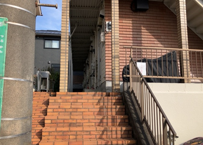 【受付】 | メゾンオギハラ | 受付はマンションコンシェルジュがいる場合もあれば、管理人が滞在する小部屋を総称して呼ぶことがあります。主にエントランスに設置されていることから、防犯面でも期待ができます。防犯設備がない場合はより安心！