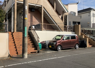 【外観】 | メゾンオギハラ | 隣家の土地はどうなっているのか、生活利便施設が近くにあるのか、学校まで近いかなど、お客様のライフスタイルにあわせたイメージが重要です。また、近くにあると困る施設が近くにないかも確認するといいでしょう。