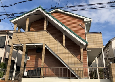 【外観】 | メゾンオギハラ | 道幅が広い場所は日当たりや風通が良好です。幅が広いのですれ違いも可能ですし大きな車でも駐車可能！一方で、大型車が通ることも多くなるため交通量の増加により騒音に繋がります。また土地の値段が高くなります。