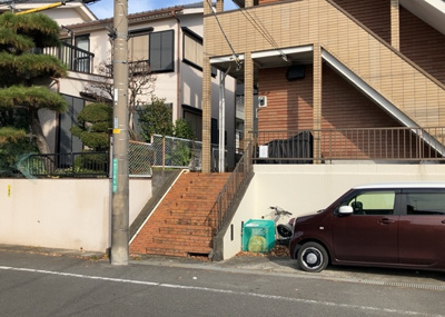 【玄関】 | メゾンオギハラ | 玄関は家の顔でもあり、家族以外の目にも止まる場所です。玄関は外との間を仕切る扉、靴などをしまっておく収納スペース、靴脱ぎのたたきスペース、来客とのやり取りをするドアホンなど複数のアイテムからなります。