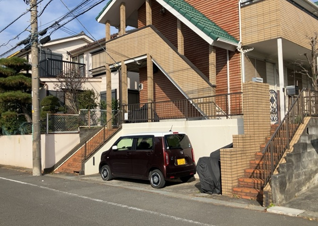 【外観】 | メゾンオギハラ | 外観はマンション管理がされているかの目安になります。築年数が古いと、壁面は劣化してひび割れが生じることも！建物が古びていても細かいところが修繕されていると、きちんと管理されているなぁと感じるでしょう。