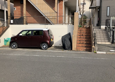 【駐車場】 | メゾンオギハラ | 車一台あたりに必要なスペースは、標準サイズの普通自動車で横幅2m50cm、長さ5mは必要になります。ただし、乗降のことも考慮して横幅3m30cm、長さ5m50cmほどは確保できるところを選びましょう。