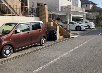 【駐車場】 | メゾンオギハラ | 駐車場と明記されていても、最小スペースでつくられた駐車場だと大型車は駐車できなかったり、出入りしにくくなったりする可能性があります。お車のサイズと購入したい物件の駐車場のサイズを現地で確認しましょう。