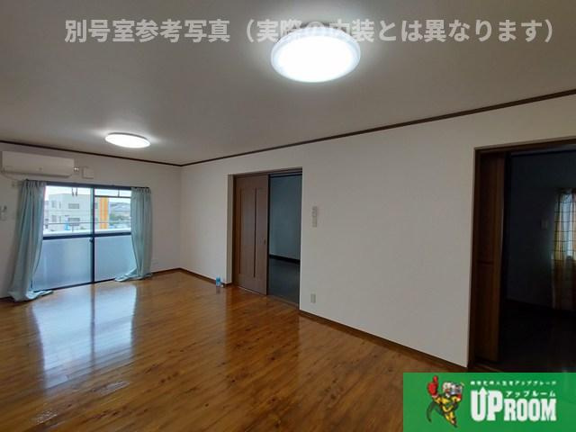 松崎パストラルコートの居間・リビング