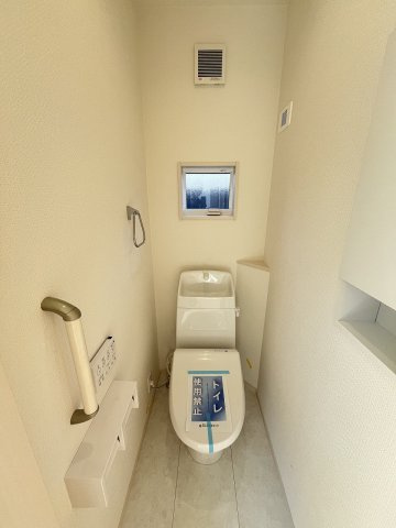 【内装】 | 福岡市城南区七隈3丁目　3号棟（全3棟）【仲介手数料無料・0円】 | 施工例。2階にもトイレです。施工例は完成時と異なる場合があります。