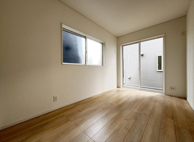 【洋室】 | 朝霞市宮戸3丁目　新築一戸建住宅　全2棟　(志木本店) | 掃き出し窓で開放感良好な1階洋室(6帖)