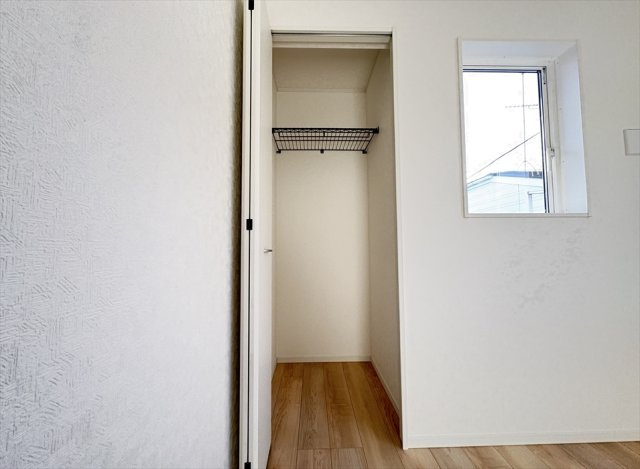 【収納】 | 朝霞市宮戸3丁目　新築一戸建住宅　全2棟　(志木本店) | インテリアもお楽しみいただける出窓のある居室です。