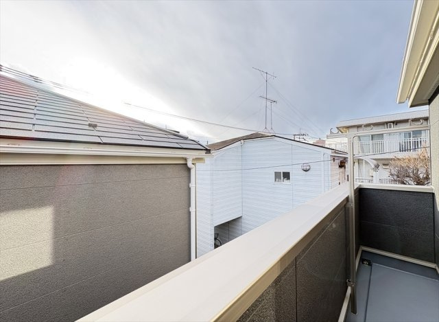 【バルコニー】 | 朝霞市宮戸3丁目　新築一戸建住宅　全2棟　(志木本店) | 洗濯物が通りが見えにくいので家族のプライバシーも守れます。