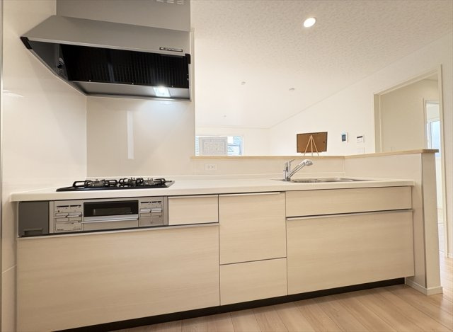 【キッチン】 | 朝霞市宮戸3丁目　新築一戸建住宅　全2棟　(志木本店) | リビング全体が見渡せる対面キッチンなので、家事をしてる間もお子様の様子を見守れます。