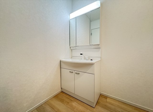 【独立洗面台】 | 朝霞市宮戸3丁目　新築一戸建住宅　全2棟　(志木本店) | 三面鏡洗面化粧台は収納部分を鏡が隠してくれますので、スッキリと収納が出来ます。
シャワーヘッド付なのでお手入れもラクラク。