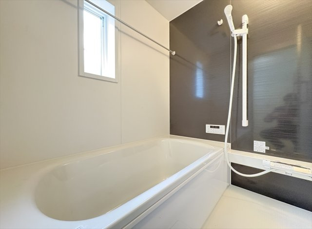 【浴室】 | 朝霞市宮戸3丁目　新築一戸建住宅　全2棟　(志木本店) | 浴室乾燥機が付いているので雨天の洗濯はもちろん、浴室内のカビの発生も防げるので衛生面も安心です。