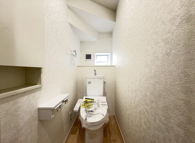 【トイレ】 | 朝霞市宮戸3丁目　新築一戸建住宅　全2棟　(志木本店) | 1階トイレ／衛生用品やトイレットペーパー、掃除グッズの保管に便利な壁面収納でスッキリしたトイレ空間を維持できます。