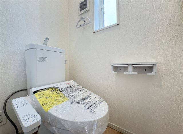 【トイレ】 | 朝霞市宮戸3丁目　新築一戸建住宅　全2棟　(志木本店) | 2階トイレ／家族を感染症から守る温水洗浄便座を完備。